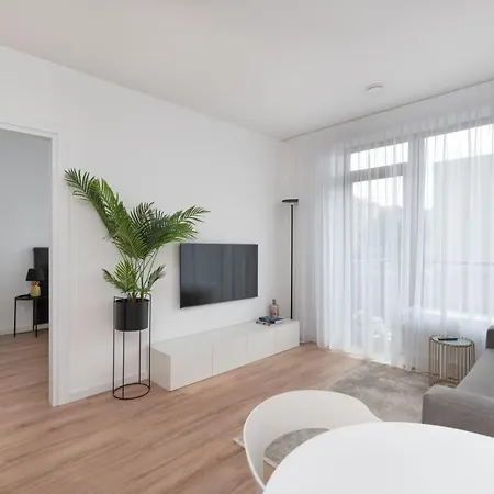 Brand New And Modern 1bdr * וילנה